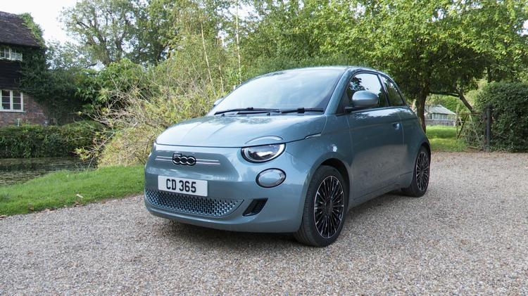 500_electric_hatchback_special_editions_105666.jpg - 70kW Red 24kWh 3dr Auto