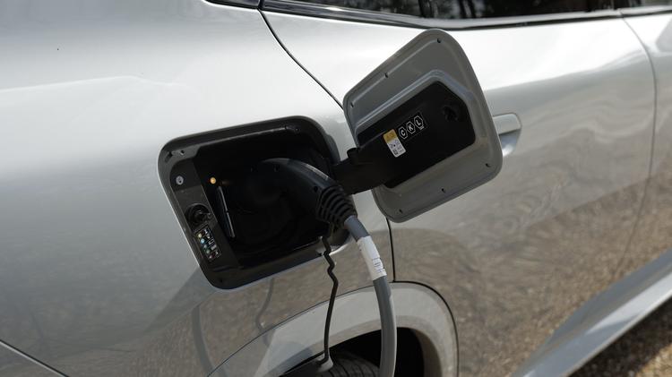 ix2_electric_hatchback_111278.jpg - 230kW xDrive30 Shadow Ed 65kWh 5dr Auto Tech+/22kW