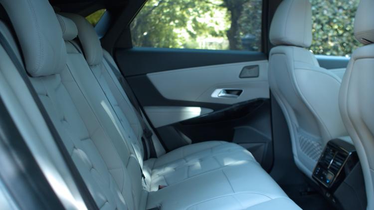 ds_7_hatchback_107796.jpg - 1.6 E-TENSE 4X4 Rivoli 5dr EAT8 [Pan Roof]