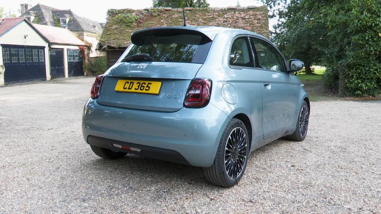 500_electric_hatchback_100525.jpg - 87kW 42kWh 3dr Auto