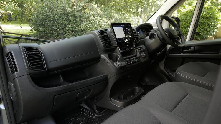 boxer_435_heavy_l3_diesel_59757.jpg - 2.2 BlueHDi 140 Platform Cab Professional