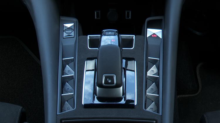 ds_9_saloon_103519.jpg - 1.6 E-TENSE 250 Rivoli + 4dr EAT8