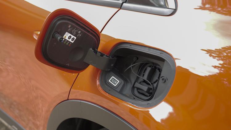 600e_electric_hatchback_110909.jpg - 115kW Red 54kWh 5dr Auto [17" Alloy]