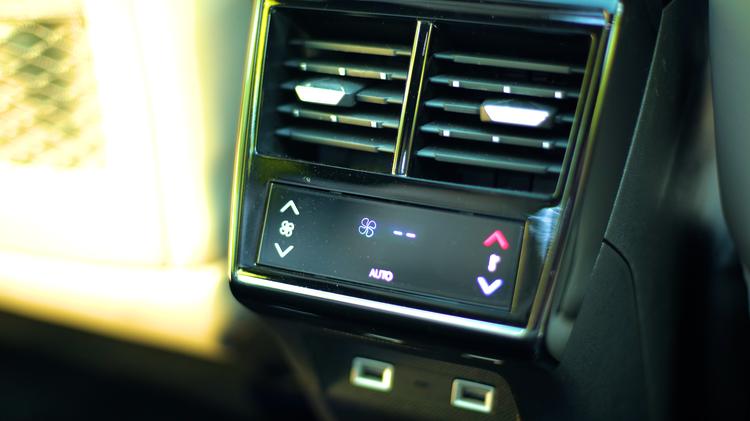ds_7_hatchback_107796.jpg - 1.6 E-TENSE 4X4 Rivoli 5dr EAT8 [Pan Roof]