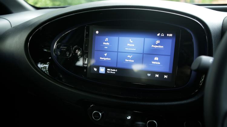 aygo_x_hatchback_105854.jpg - 1.0 VVT-i Edge 5dr [Parking]