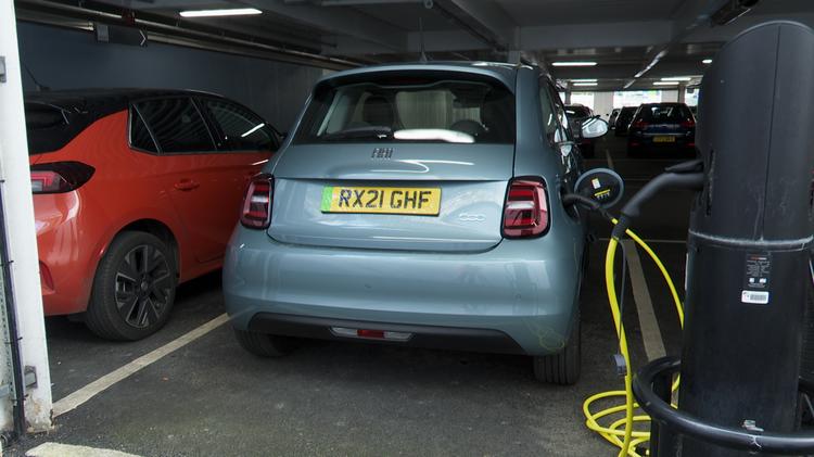 500_electric_hatchback_100525.jpg - 87kW 42kWh 3dr Auto