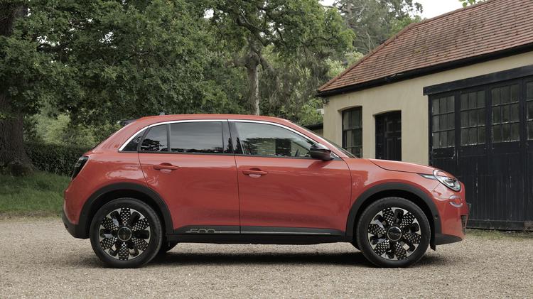 600e_electric_hatchback_110909.jpg - 115kW Red 54kWh 5dr Auto [17" Alloy]