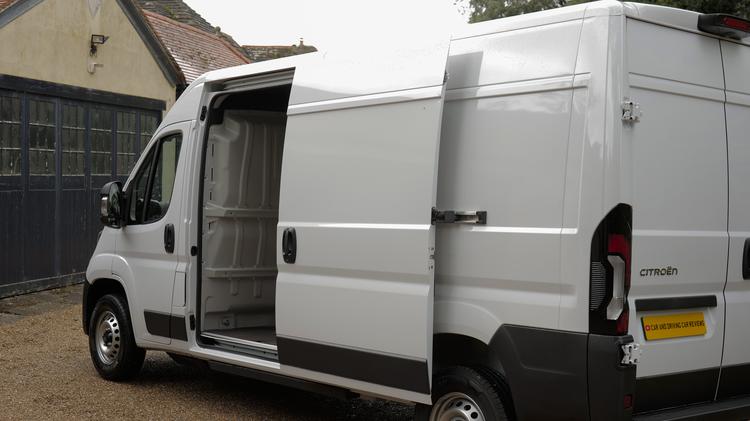 relay_35_heavy_l2_diesel_60021.jpg - 2.2 BlueHDi 140 Chassis Cab Enterprise