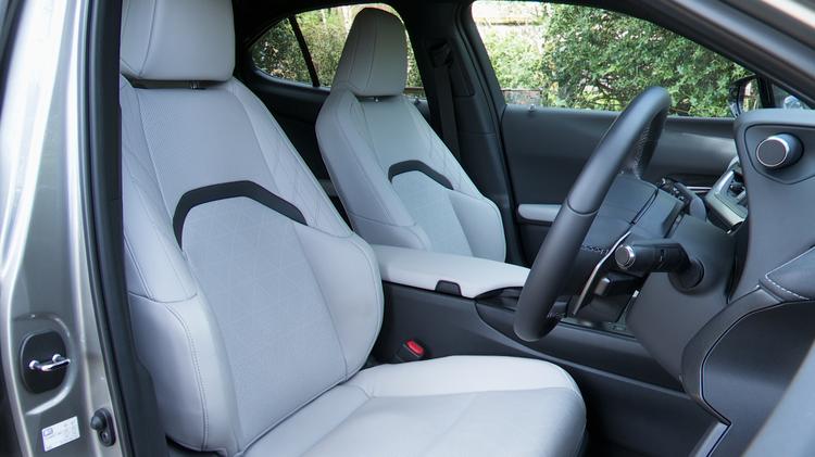 ux_electric_hatchback_101552.jpg - 300e 150kW 72.8 kWh Premium Plus Tech 5dr E-CVT