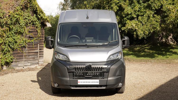 boxer_435_heavy_l2_diesel_59756.jpg - 2.2 BlueHDi 140 Chassis Cab Professional